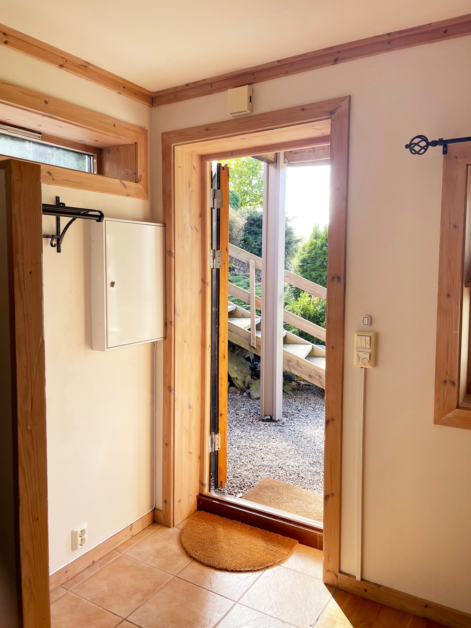 Inngang m/sikringsskap og kleshengerstativ Galleribilde