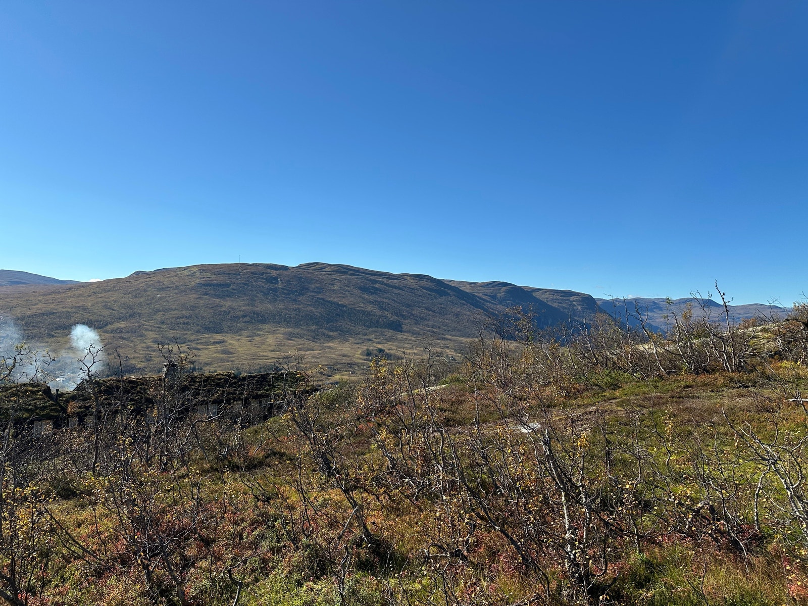 Utsikt fra tomt 128, sydvestover mot Høloksla og Hellefjell.
September 2024. Galleribilde