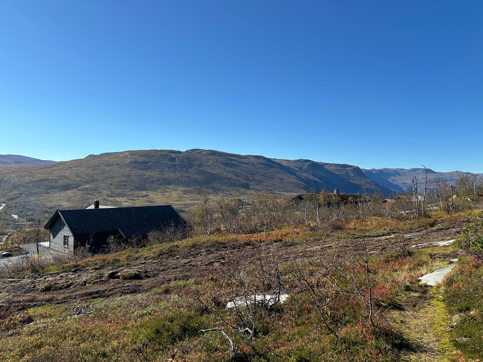 Utsikt fra tomt 126, sydvestover mot Høloksla og Hellefjell,
og mot tomt 127. September 2024. Galleribilde