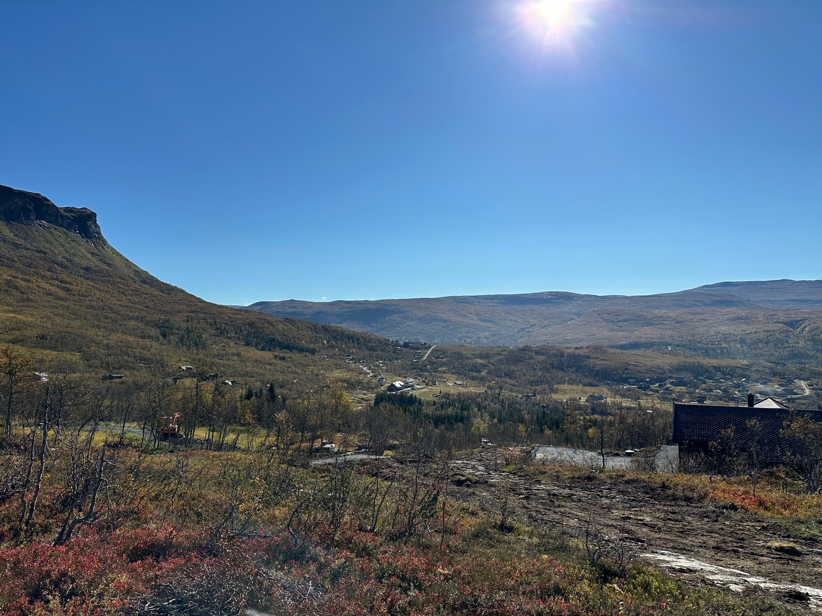 Utsikt fra tomt 126, østover mot Grytehorgi, Liset og Fetalia. September 2024. Galleribilde