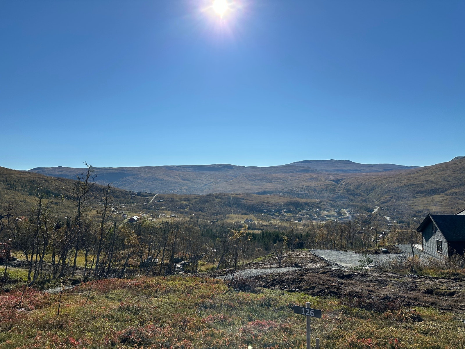 Utsikt fra tomt 126, sydover mot Berakupen.
September 2024. Galleribilde