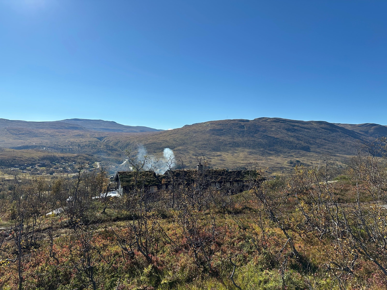 Utsikt fra tomt 128, sydover mot Berakupen og Høloksla.
September 2024. Galleribilde