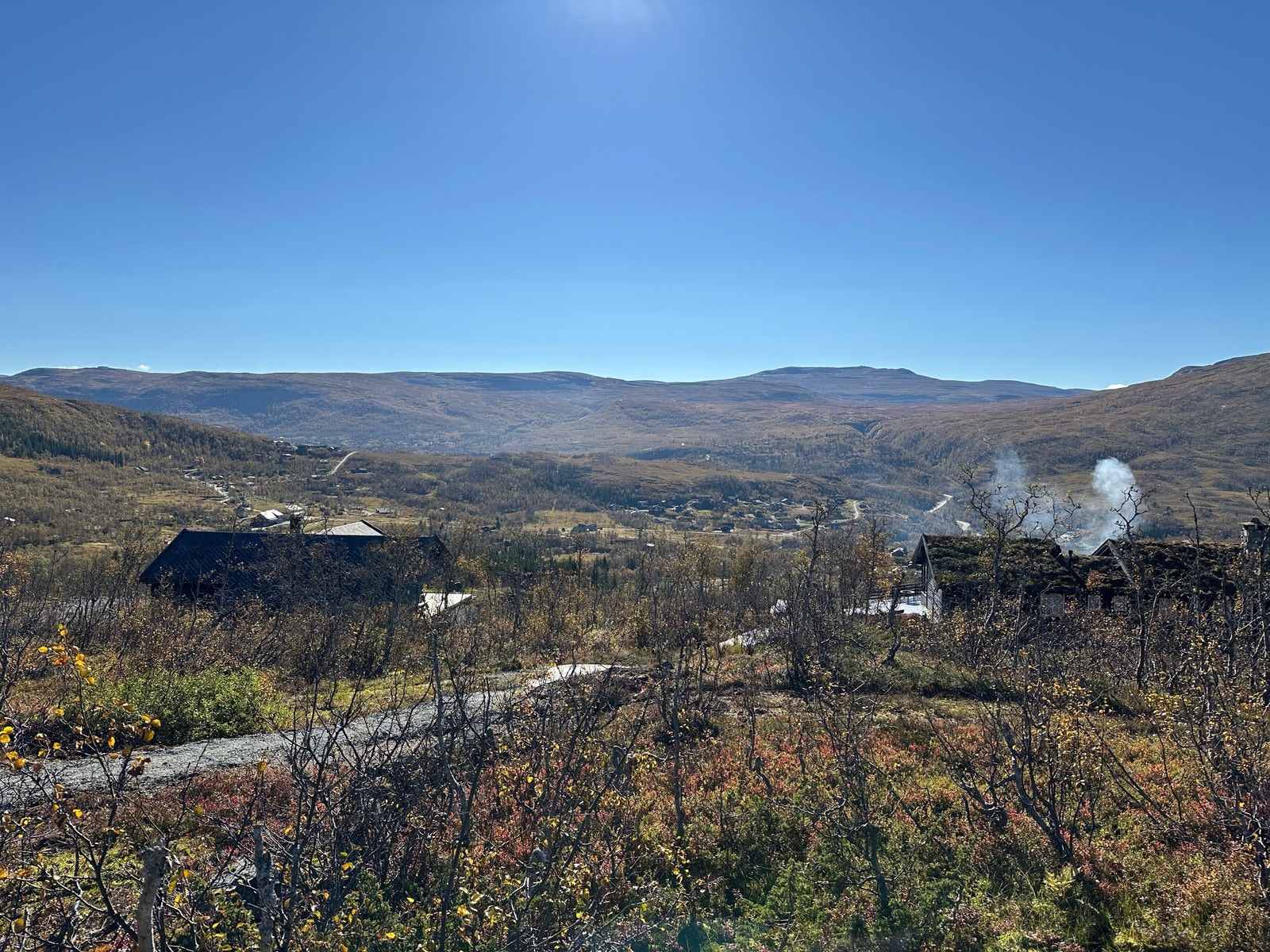 Utsikt fra tomt 128, sydover mot Berakupen.
September 2024. Galleribilde