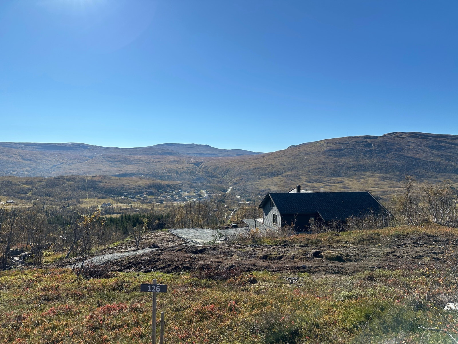 Utsikt fra tomt 126, sydover mot Berakupen og Høloksla,
og mot tomt 127. September 2024. Galleribilde