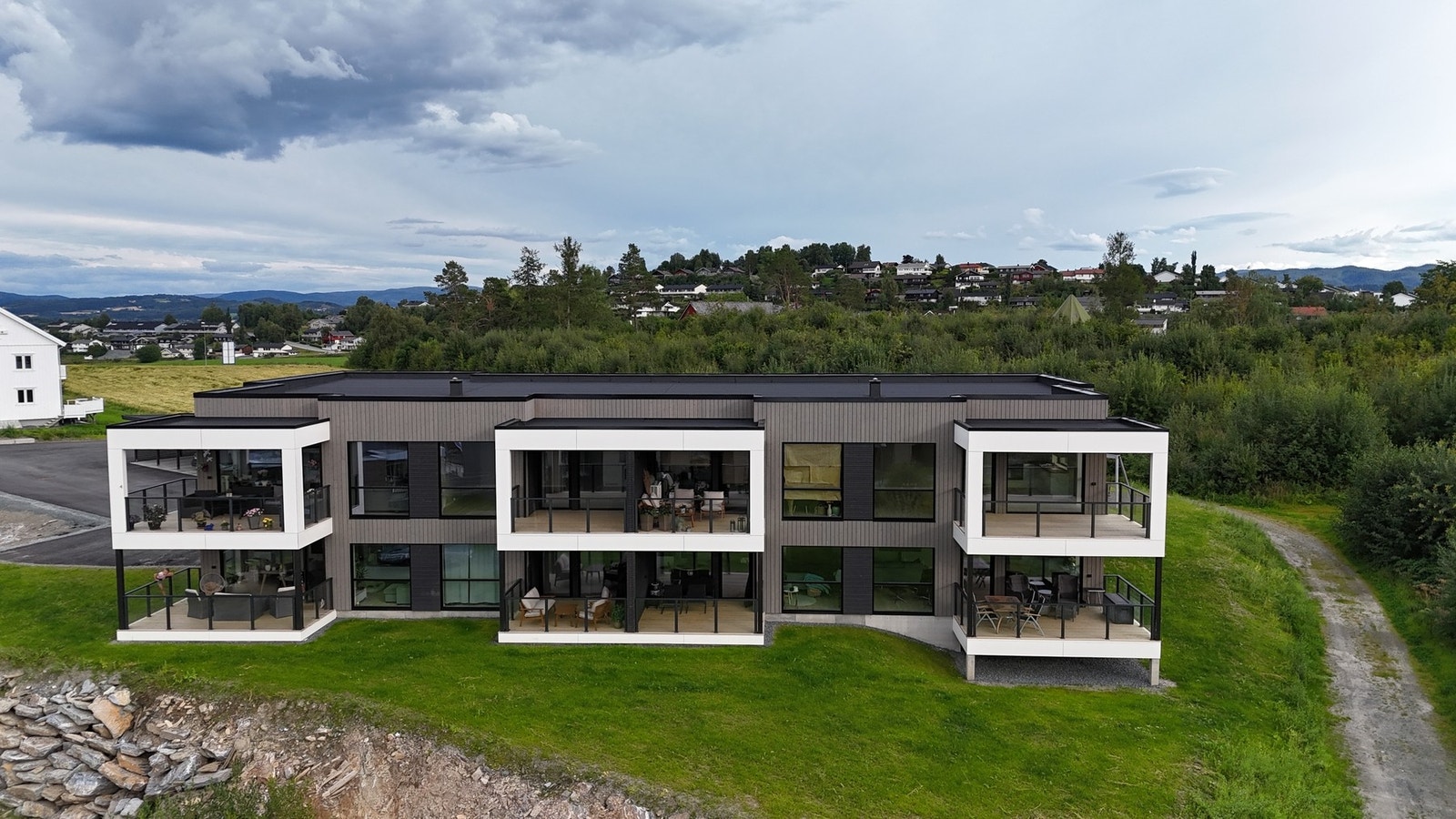 Moderne leilighetsbygg på toppen av Kjønstadmarka. Galleribilde