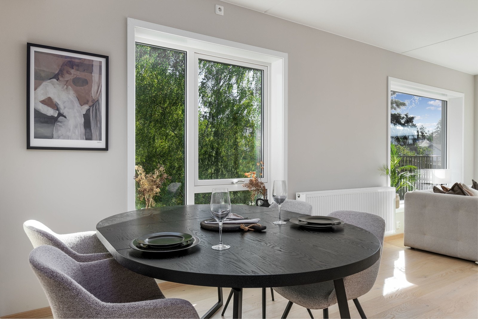 Stuen har god plass for spisebord. Her kan mange hyggelige middager med venner og familie tilbringes. Galleribilde