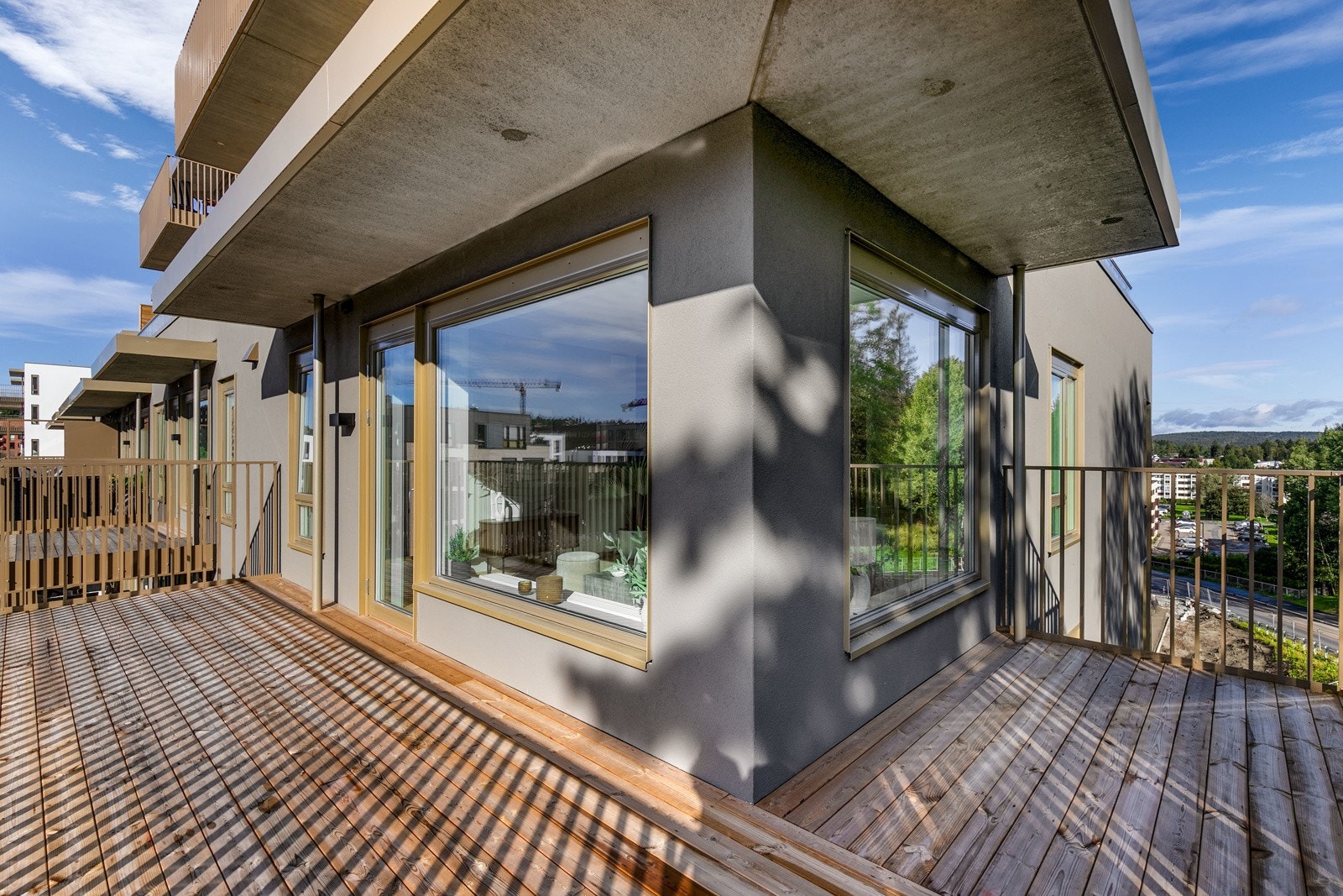 Balkongen har god plass for utemøblement i flere soner. Galleribilde