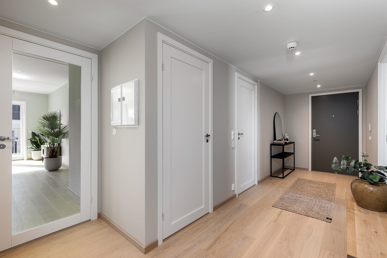 Romslig og innbydende entrè med god downlights i himling og god plass for garderobe. Galleribilde