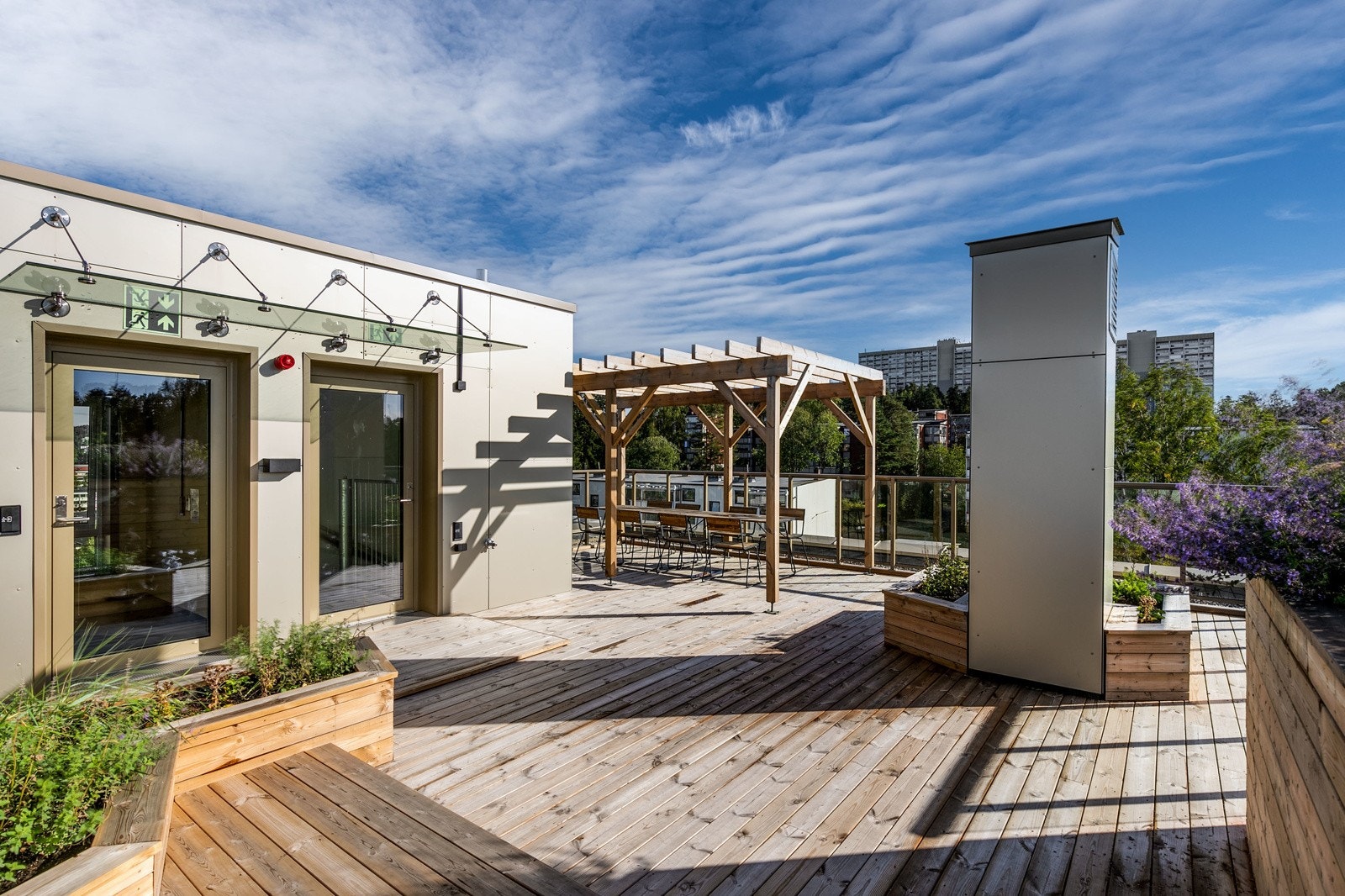 Takterrassen er pent opparbeidet og innredet med pergola, plantekasser og hyggelige sittegrupper. Galleribilde