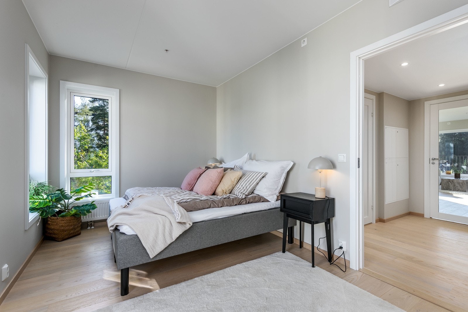 Hovedsoverommet har god plass til dobbeltseng med tilhørende nattbord på hver side. Rommet har utgang til en hyggelig nordvendt balkong hvor man kan nyte kveldssolen! Galleribilde