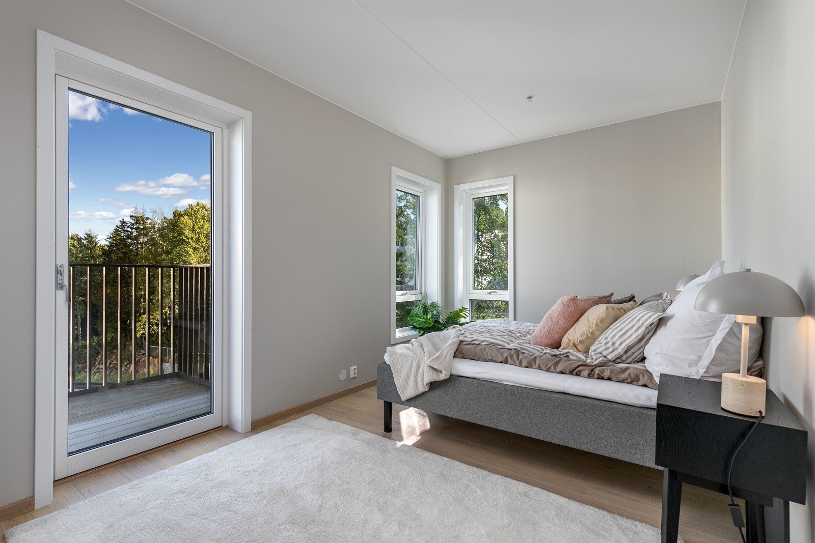 Hovedsoverommet har god plass til dobbeltseng med tilhørende nattbord på hver side. Rommet har utgang til en hyggelig nordvendt balkong hvor man kan nyte kveldssolen! Galleribilde