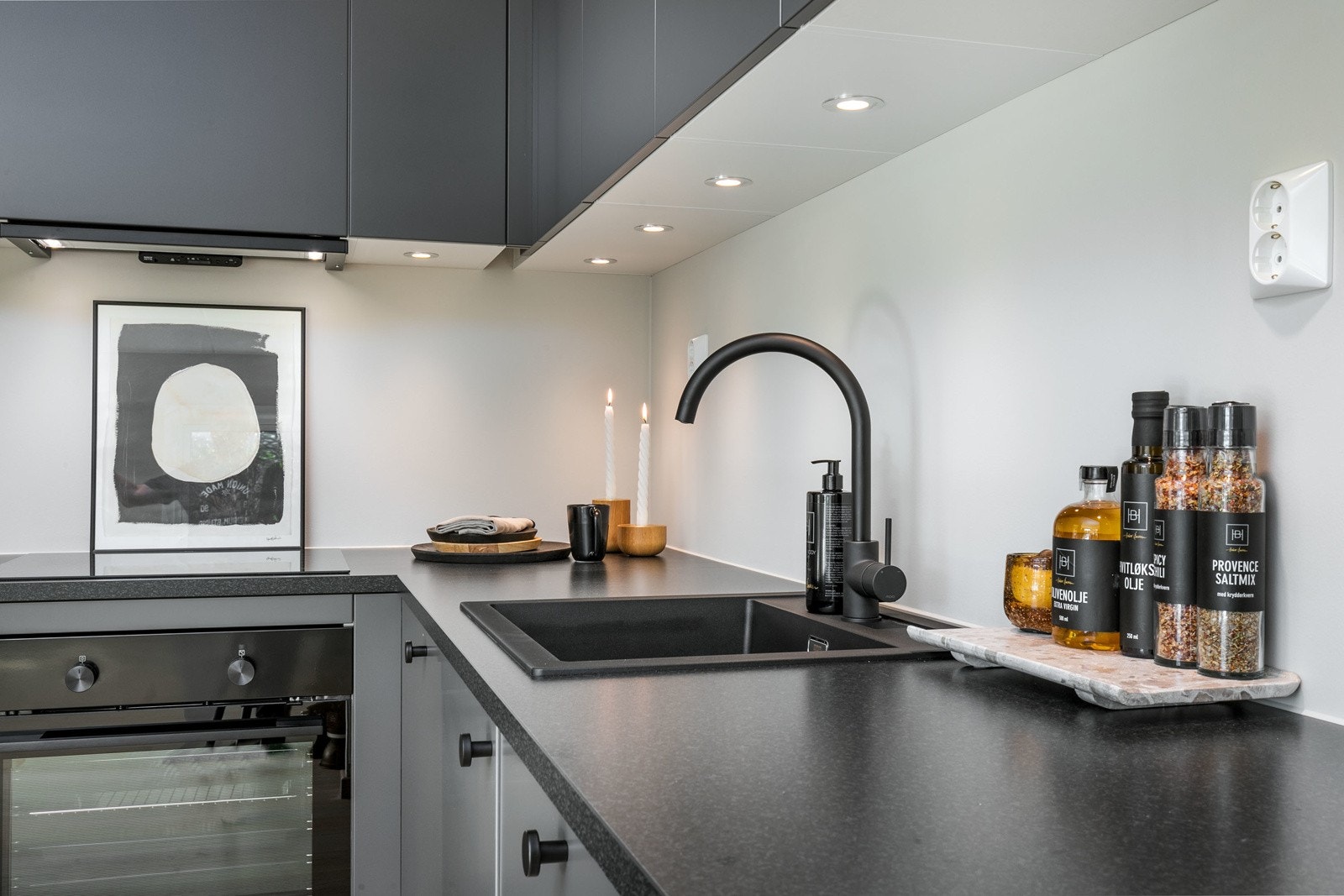 Moderne og stilrent kjøkken fra Drømmekjøkkenet med integrerte hvitevarer: oppvaskmaskin, ovn, koketopp (induksjon), kjøl-/fryseskap og slimline avtrekksvifte. Galleribilde