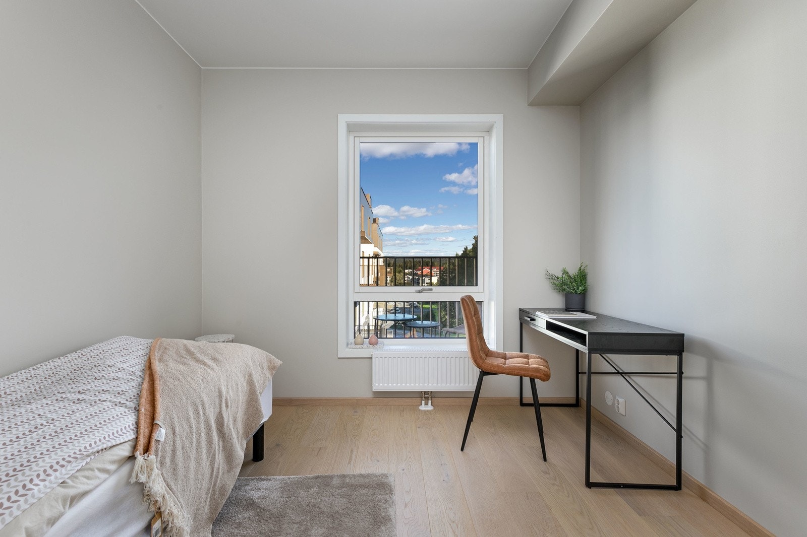 Fin avsatt plass til kontorpult med enkeltseng. Galleribilde