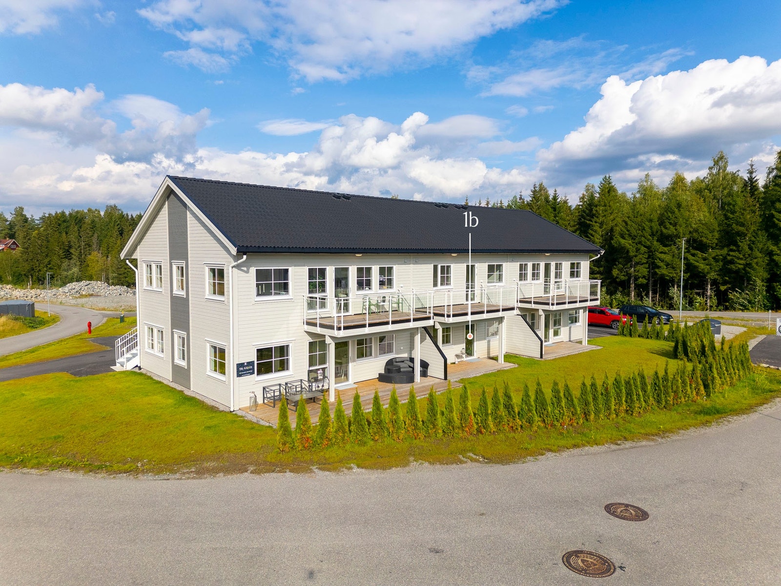 Leilighet 1B er midterste leilighet i 1. etasje. Boligen har solrikt uteområde og sør-vest-vendt terrasse. Leiligheten har egen hage i front av terrassen. Galleribilde