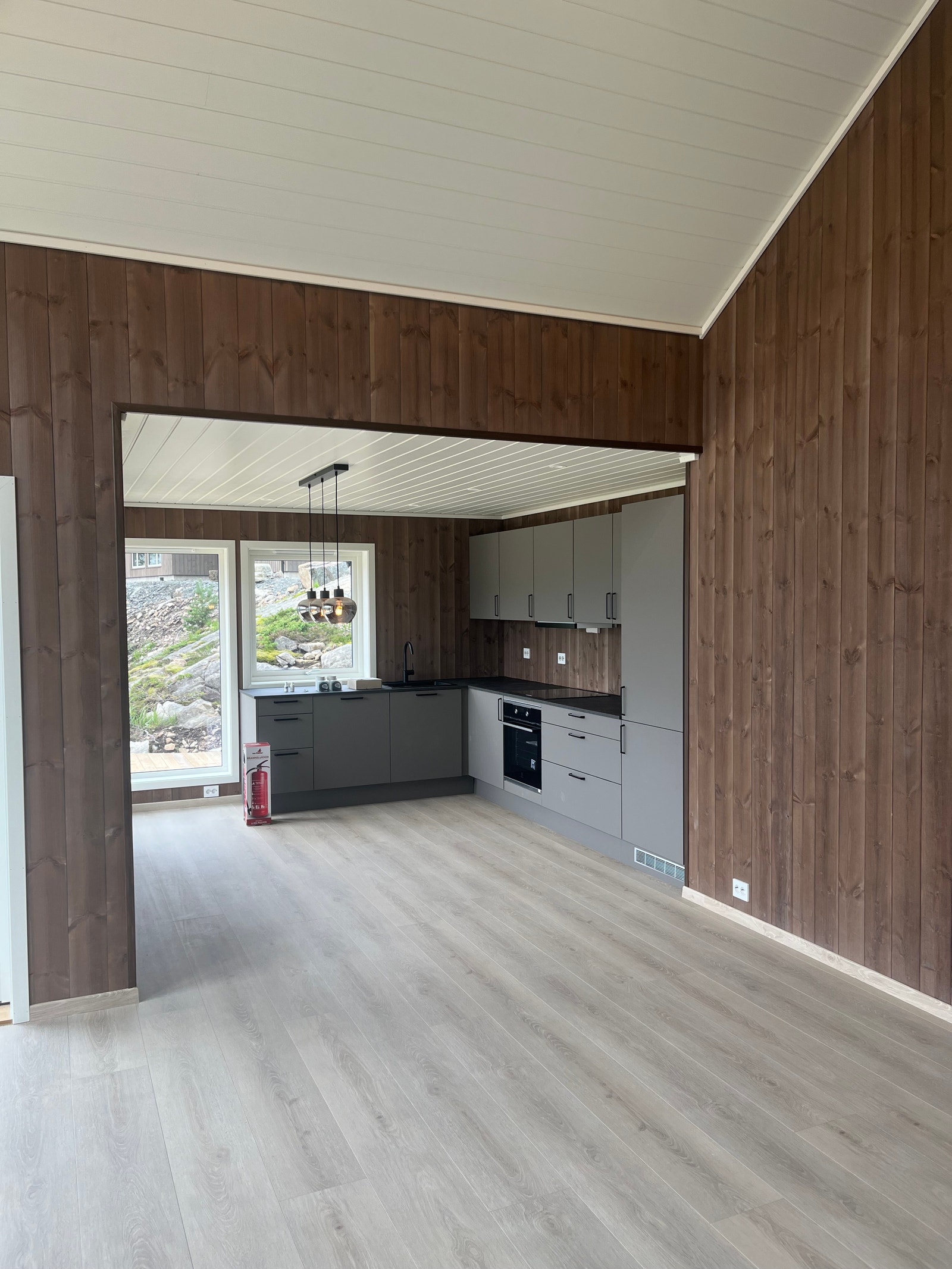 Innvendige overflater som panel, gulv, tak og vinduer er det samme som i prosjektets leveransebeskrivelse Galleribilde