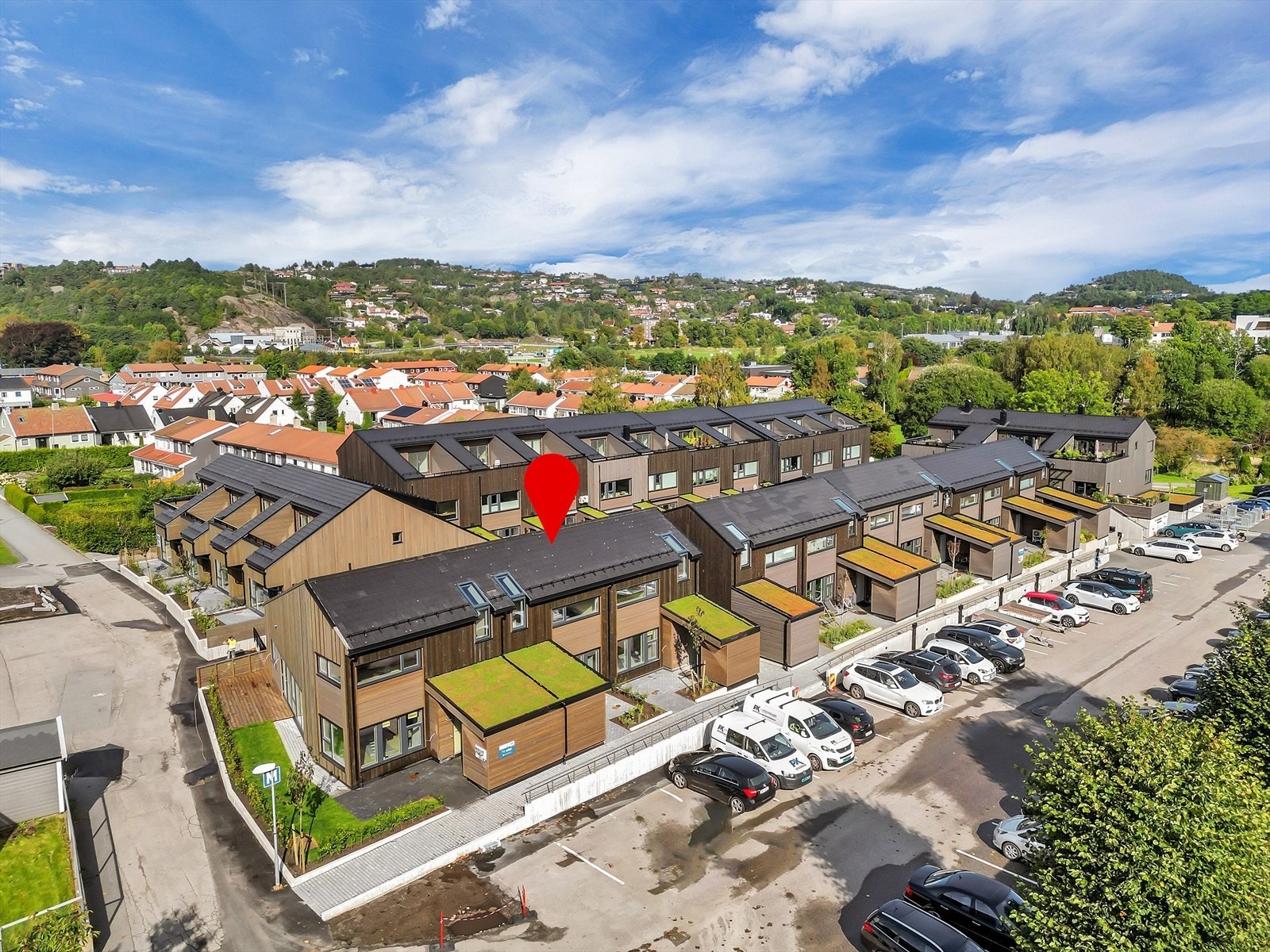 Moderne rekkehus i et rolig område med flott utsikt. Nærhet til skole, butikk og offentlig transport. Ideell beliggenhet. Galleribilde