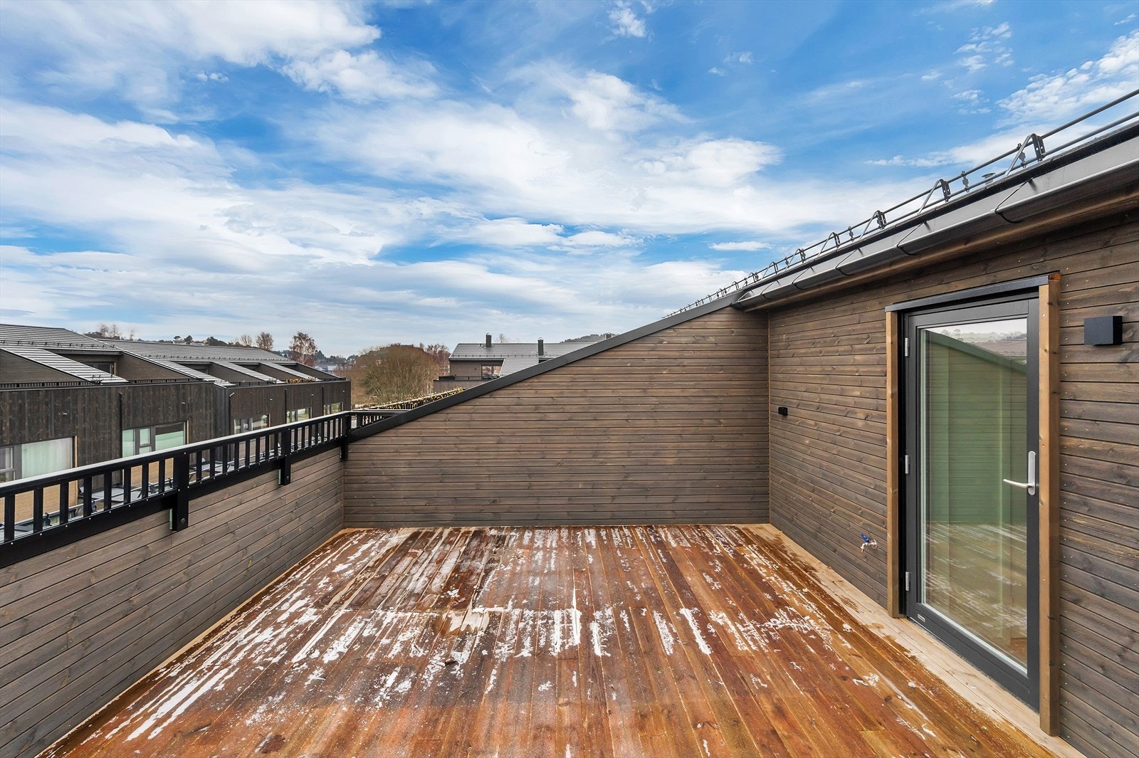 Romslig takterrasse med flott utsikt og gode solforhold. Perfekt for avslapning og sosiale sammenkomster. Galleribilde