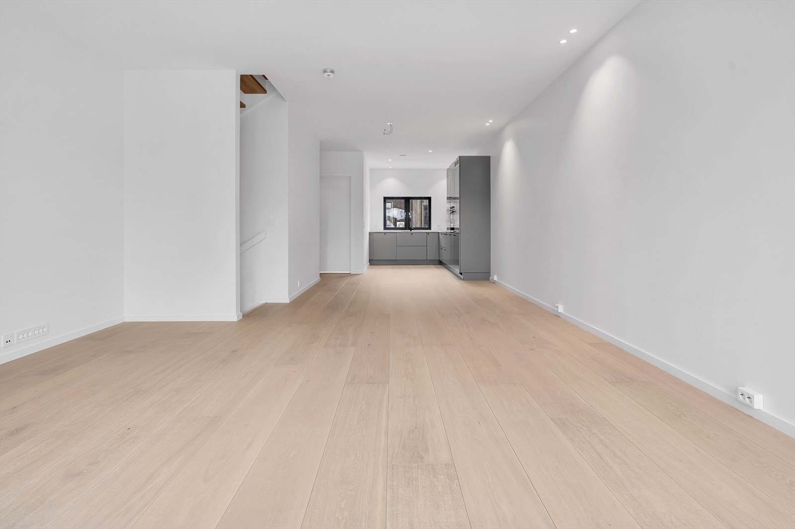 Lys og romslig bolig med moderne kjøkken og stilrene overflater. Foto fra bolig nr 5. Galleribilde