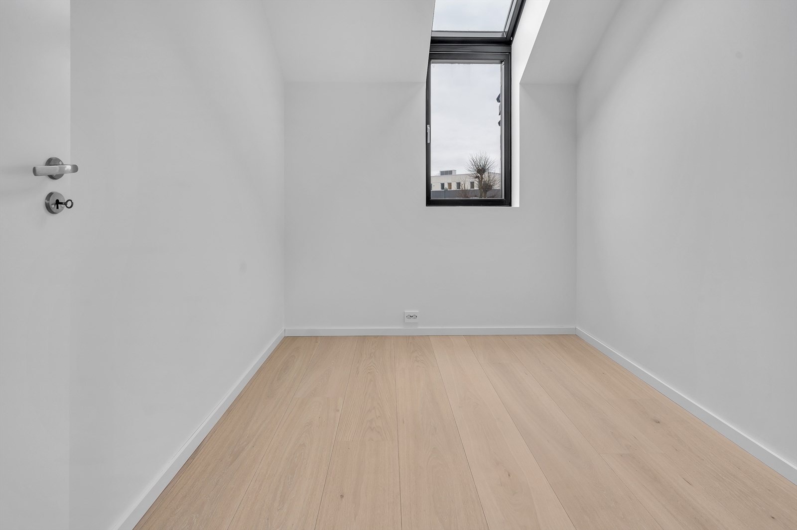 Lyst og romslig rom med store vinduer som slipper inn rikelig med naturlig lys. Moderne og tidløst design. Innvendige dører med dempelist. Foto fra bolig nr 5. Galleribilde