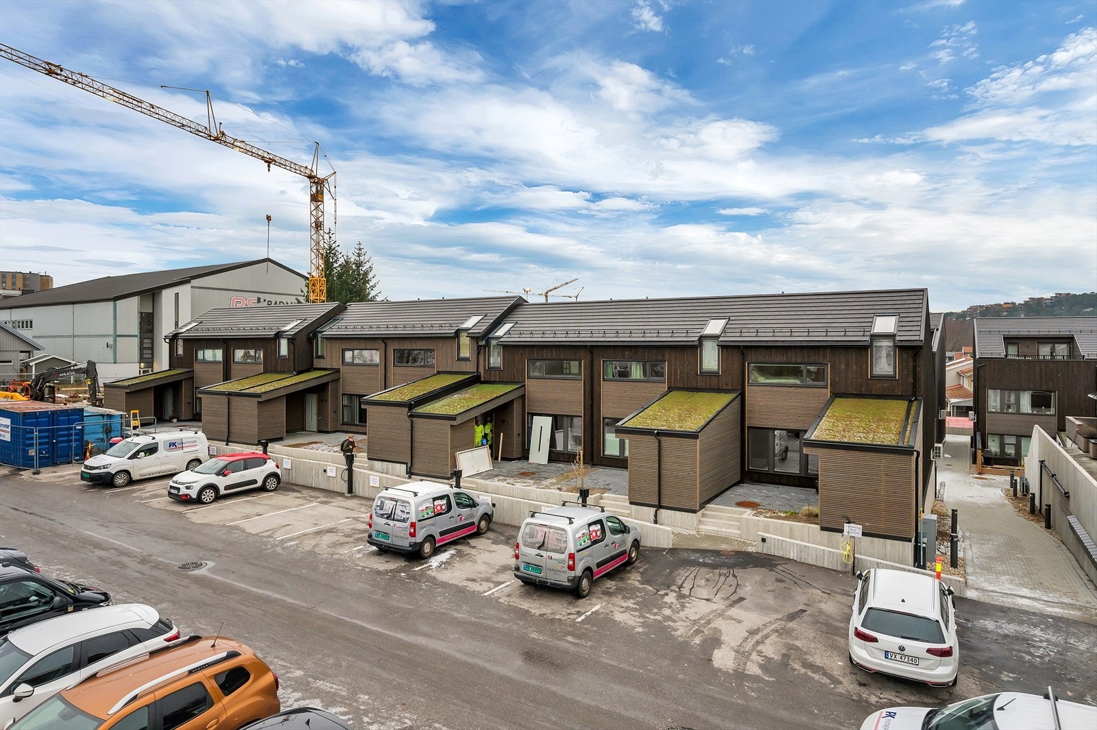 Moderne rekkehus med god beliggenhet nær sentrum. Egen parkeringsplass med mulighet for innstallering av el-bil lader. Galleribilde