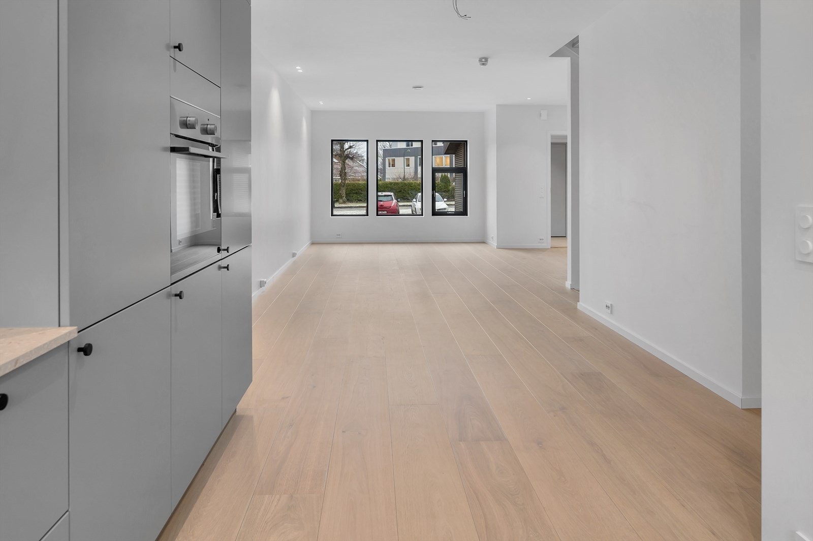 Romslig og lys leilighet med store vindusflater og moderne kjøkken. Integrerte hvitevarer i god kvalitet. Foto fra bolig nr 5. Galleribilde