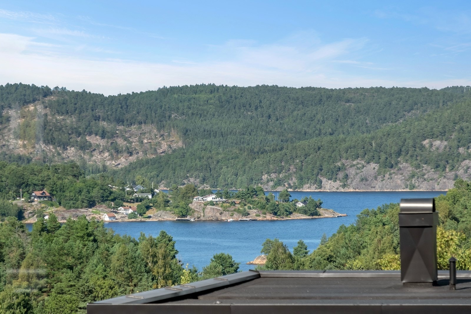 Fantastisk utsikt over fjord og skogkledde åser. Rolig beliggenhet med nærhet til natur og rekreasjonsmuligheter. Galleribilde