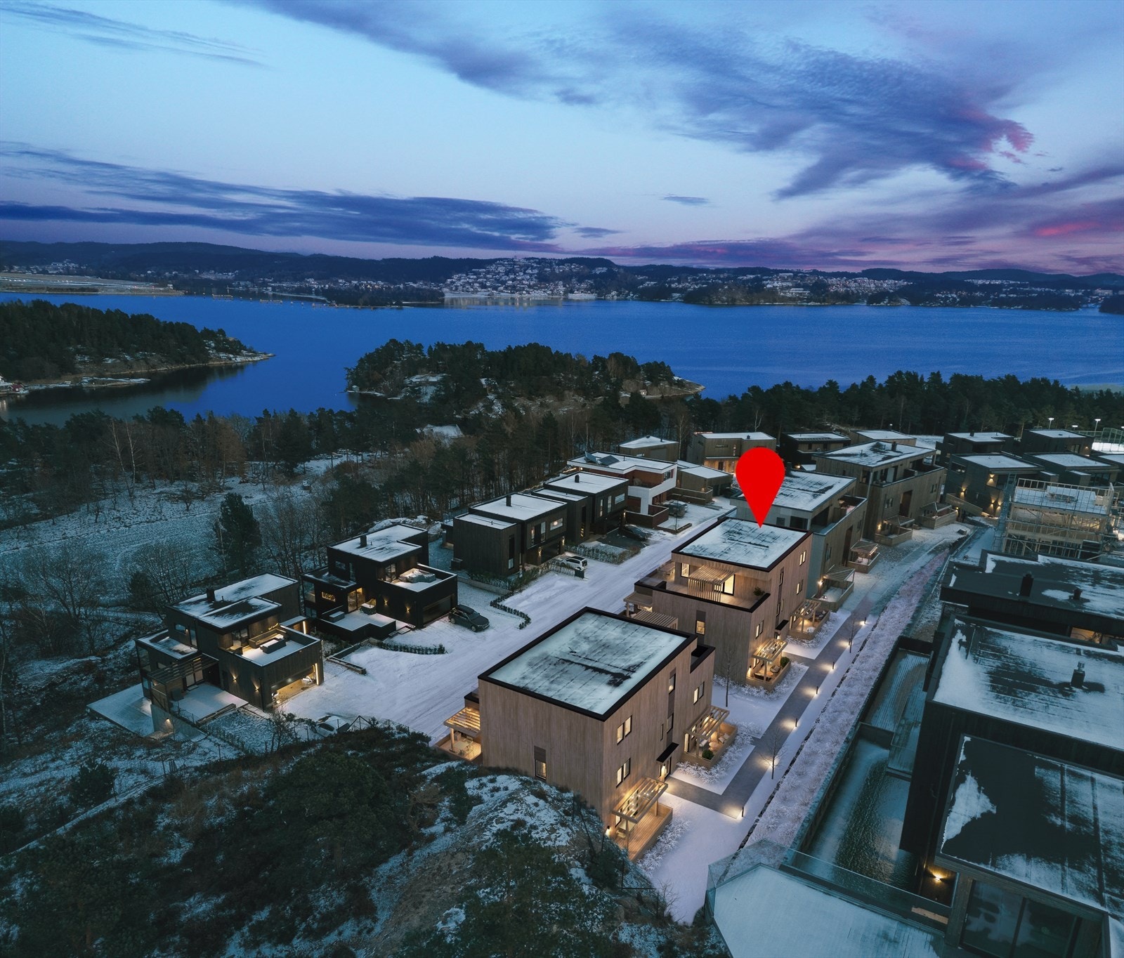 Moderne bolig med fantastisk sjøutsikt, idyllisk beliggenhet nær natur og vann. Perfekt for deg som søker ro og naturopplevelser. Illustrasjon. Galleribilde