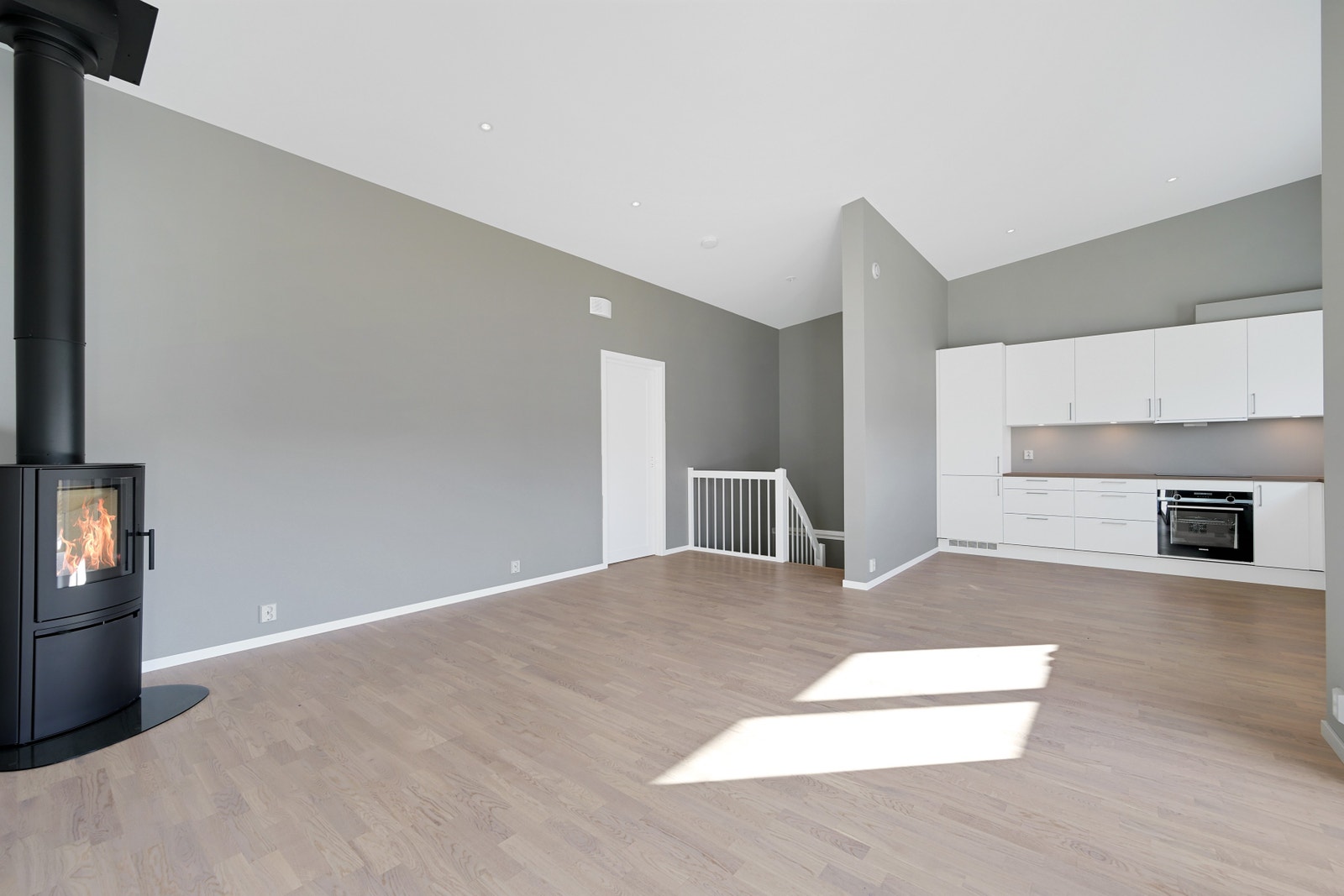 Romslig stue med åpen løsning mot HTH kjøkken. Galleribilde