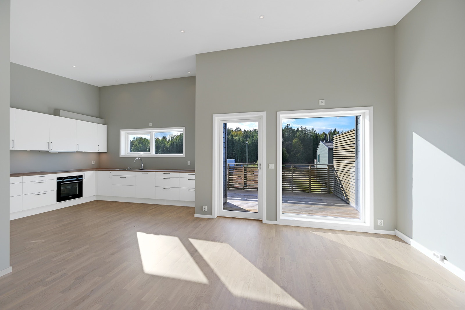 Romslig stue med åpen løsning mot HTH kjøkken. Galleribilde