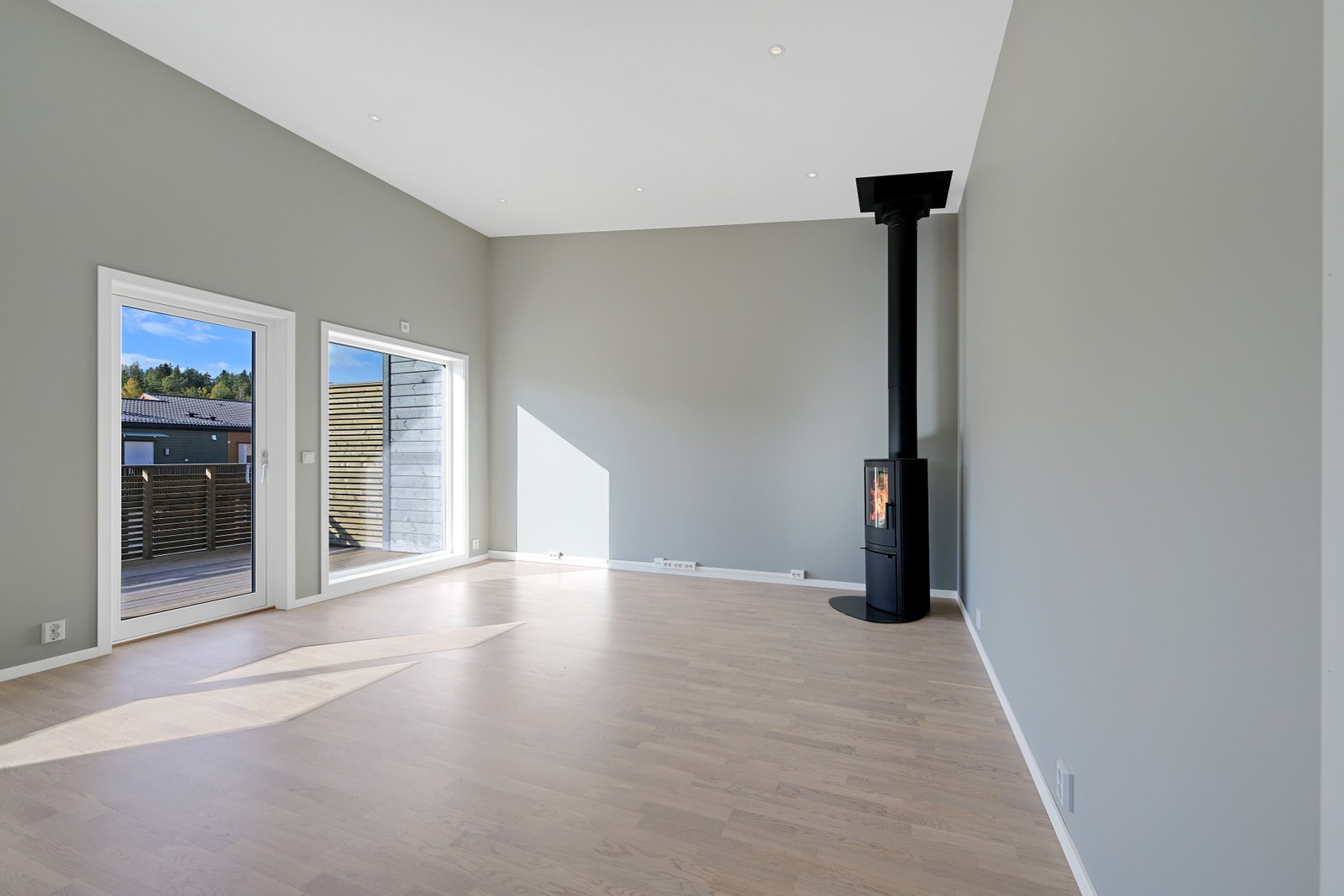 Romslig stue med utgang til balkong. Galleribilde