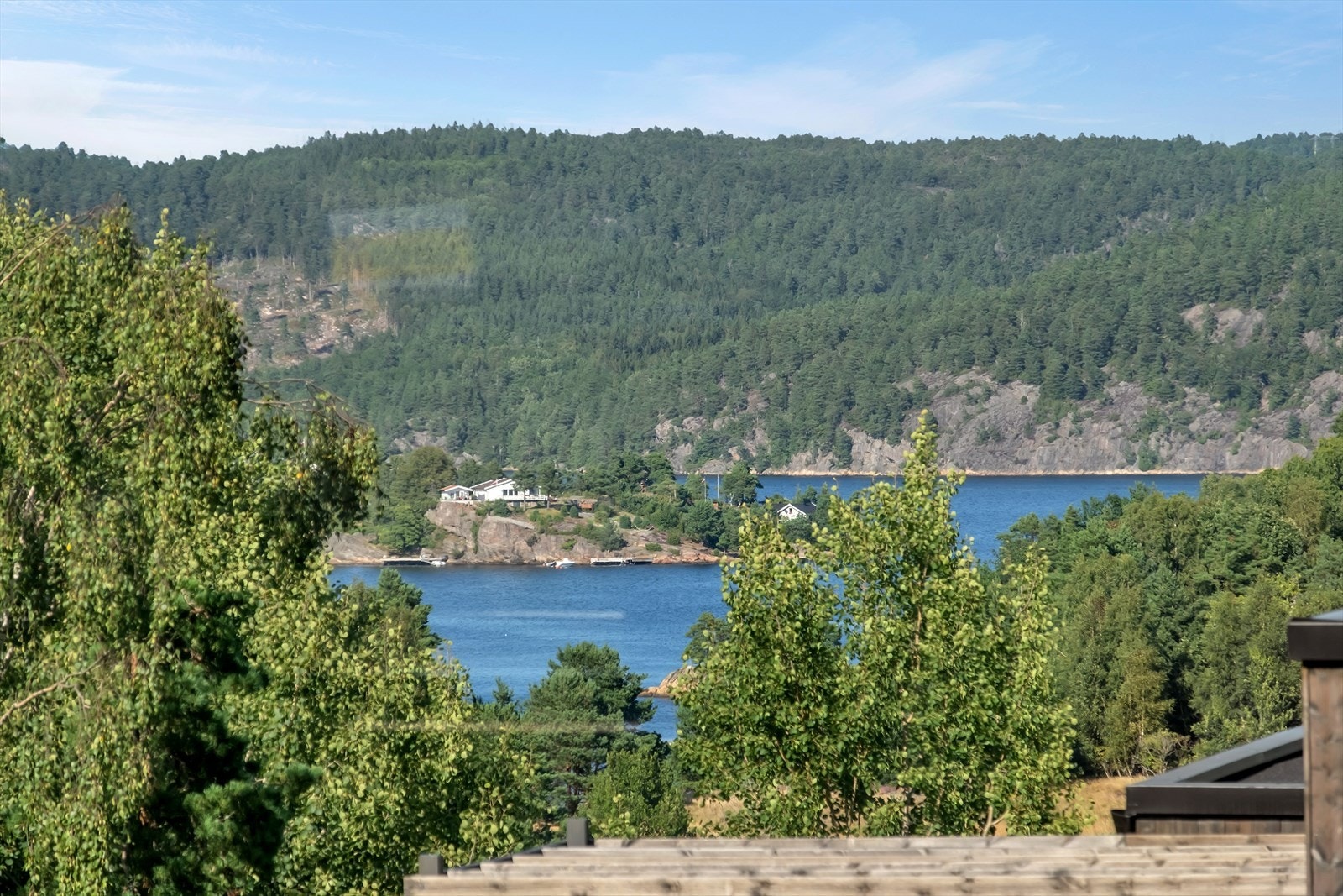 Fantastisk utsikt mot sjøen og frodig natur. Rolig beliggenhet med kort vei til naturopplevelser og rekreasjon. Galleribilde