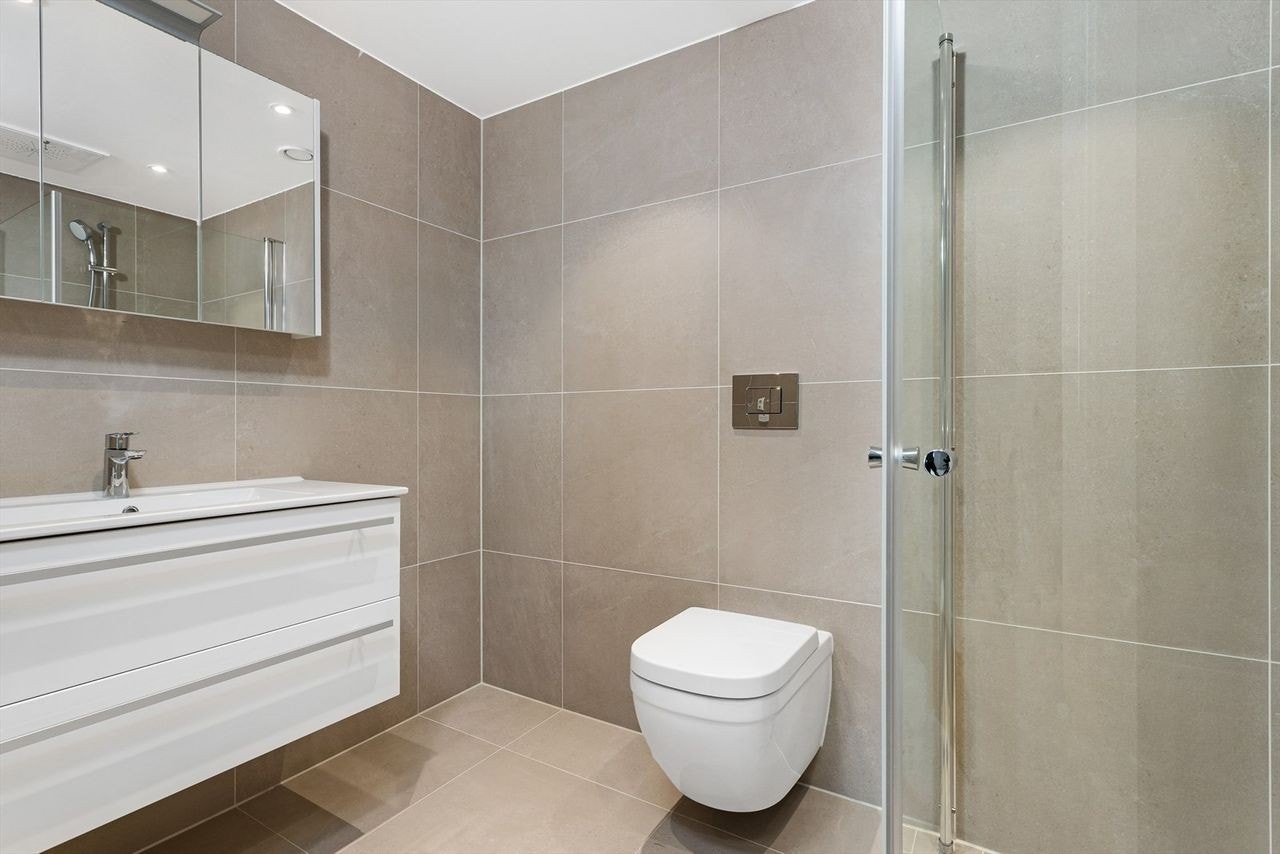 Bad Mastersoverom Galleribilde