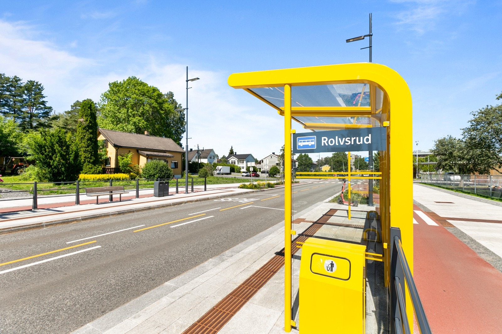 Rolvsrud Bussholdeplass ligger rett nedenfor RA5 Galleribilde
