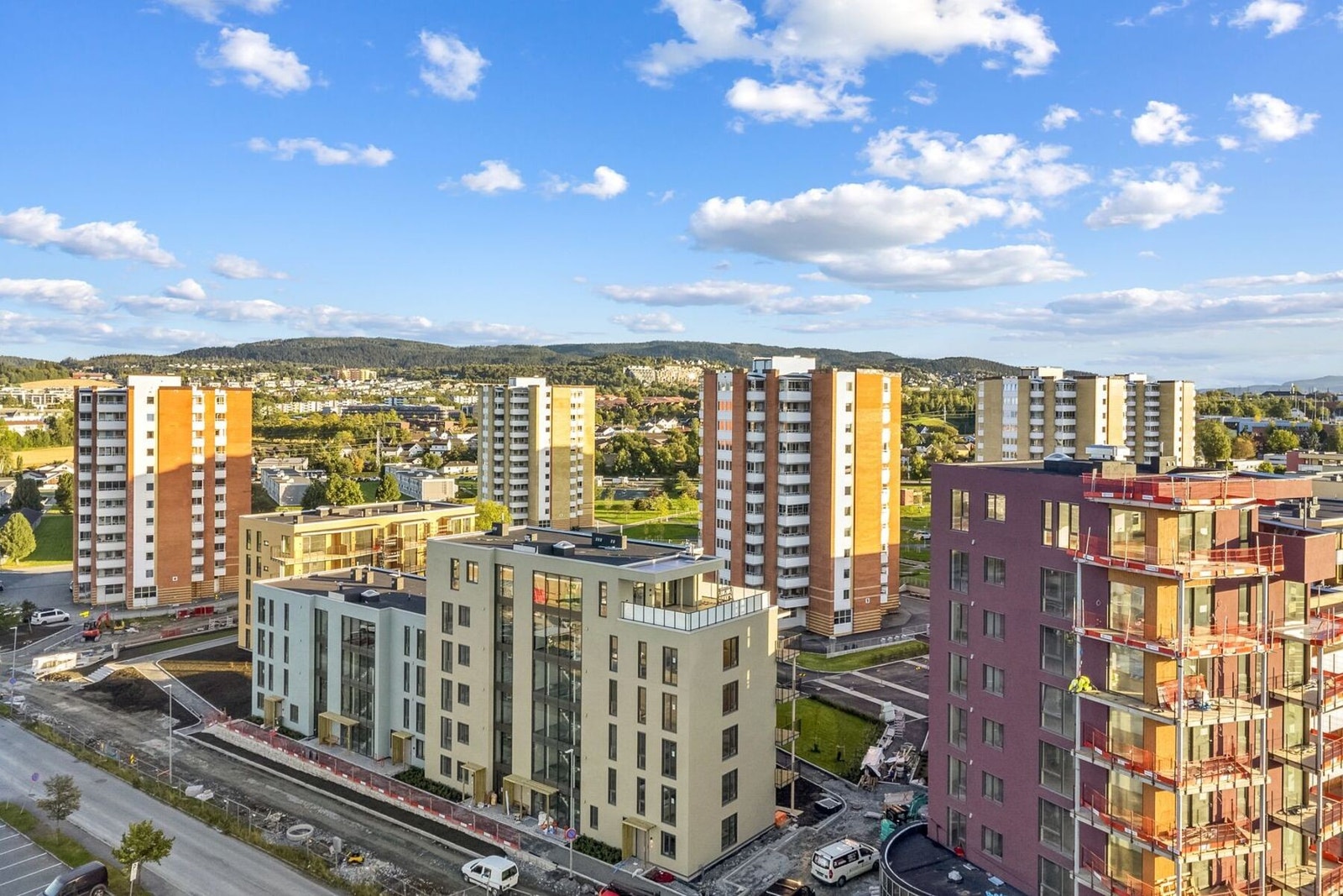Med sentral beliggenhet på Valentinlyst har prosjektet kort vei til det meste av fasiliteter. Blant annet butikksenter med dagligvarebutikker, apotek, dyrebutikk, legesenter, vinmonopol og café. Galleribilde