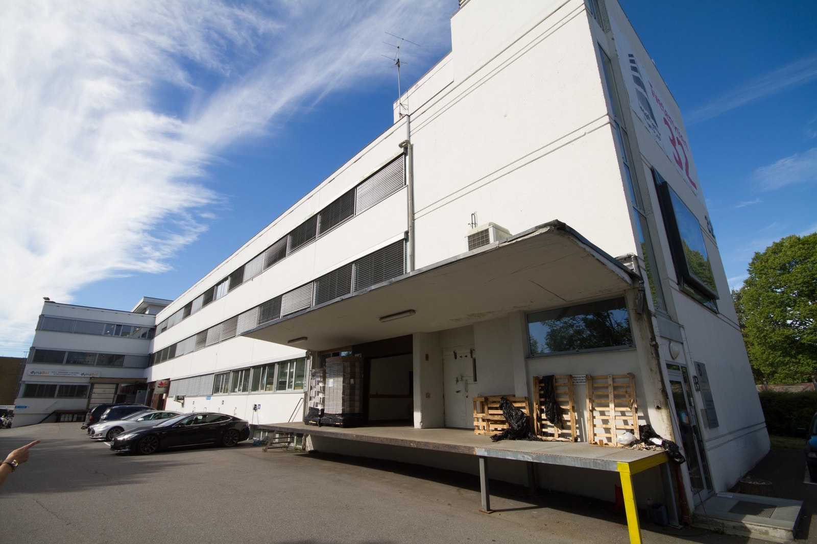 Lasterampe med vareheis Galleribilde