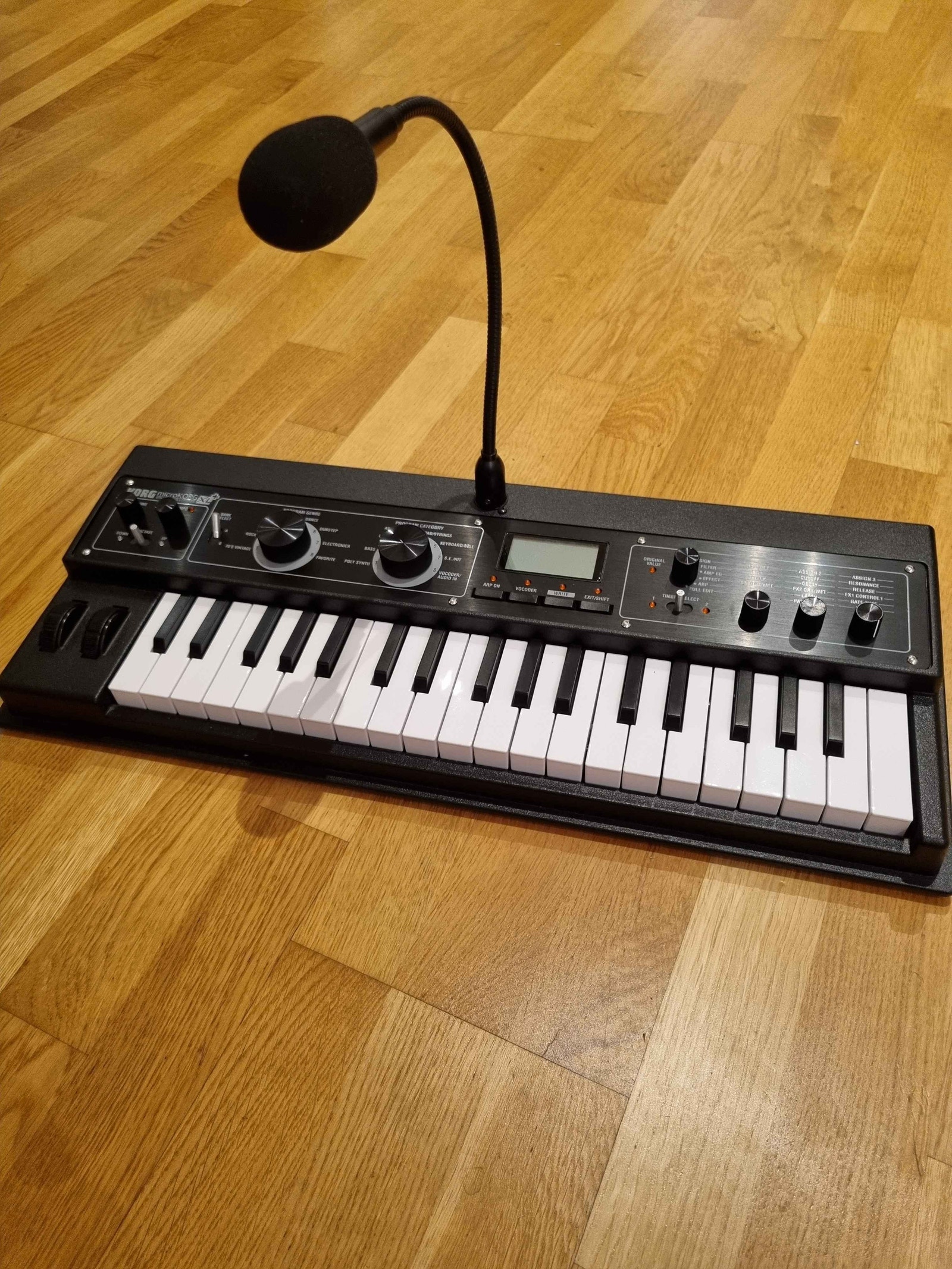 KORG microKORG XL + SYNTHESIZER/VOCODER箱