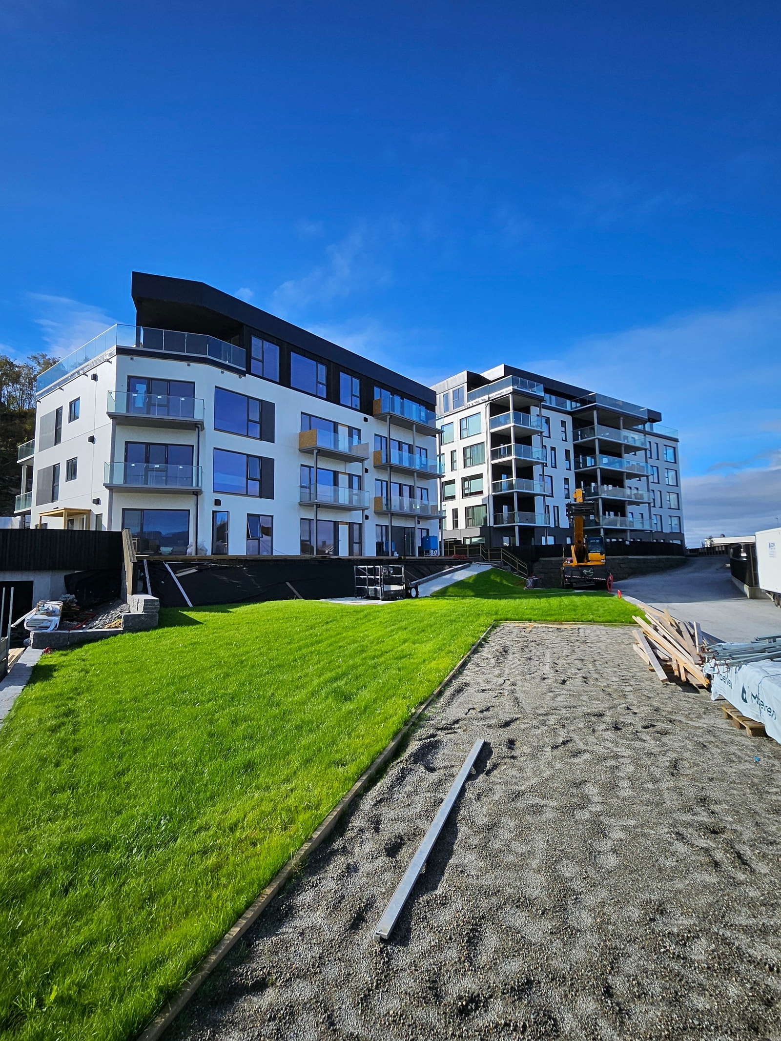 Fellesareal med boccia bane og stor plen for avslapping Galleribilde