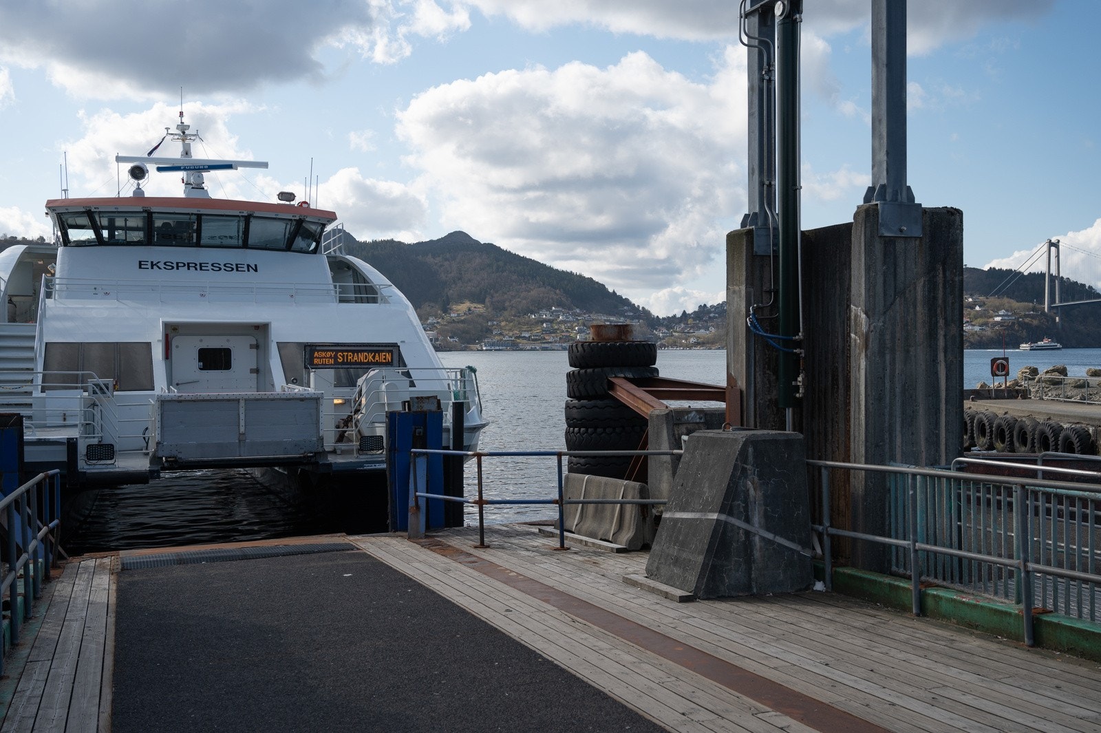 Det er kun to minutter til busstopp, med bussrute som korresponder med hurtigbåt til Bergen sentrum. Galleribilde