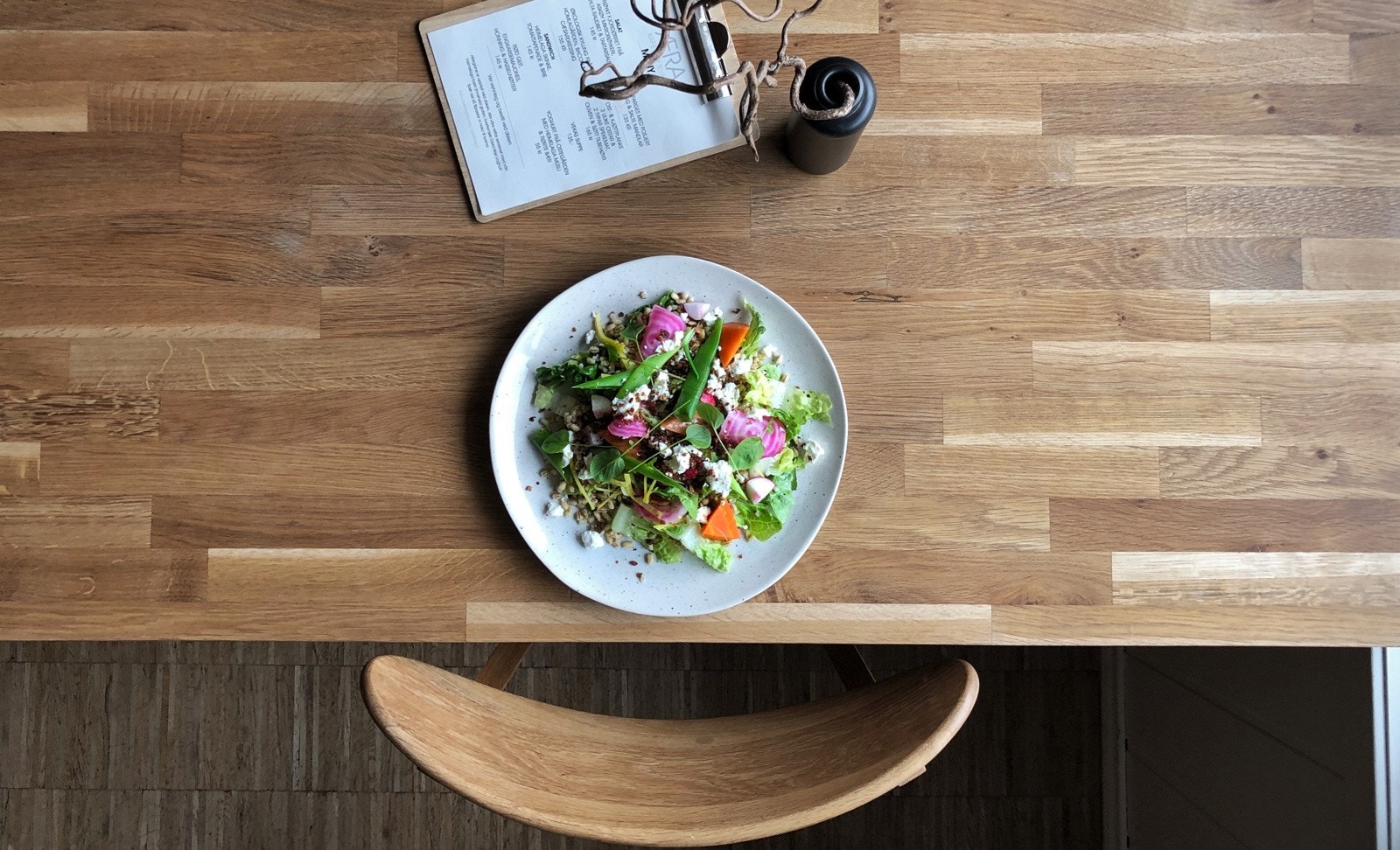 Den utsøkte menyen endres med sesongene og kokkene er særlig kjent for å bruke lokale råvarer. Galleribilde