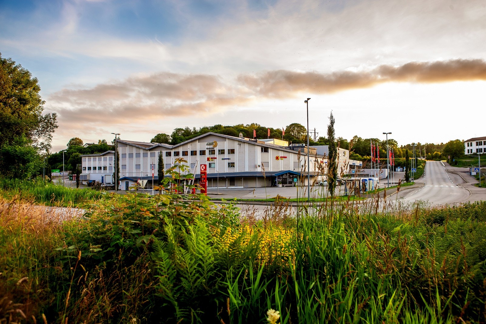 Amfi Askøy ligger ti minutters gange unna. Her finner du et godt utvalg av butikker, dagligvare, bank, apotek med mer. Galleribilde