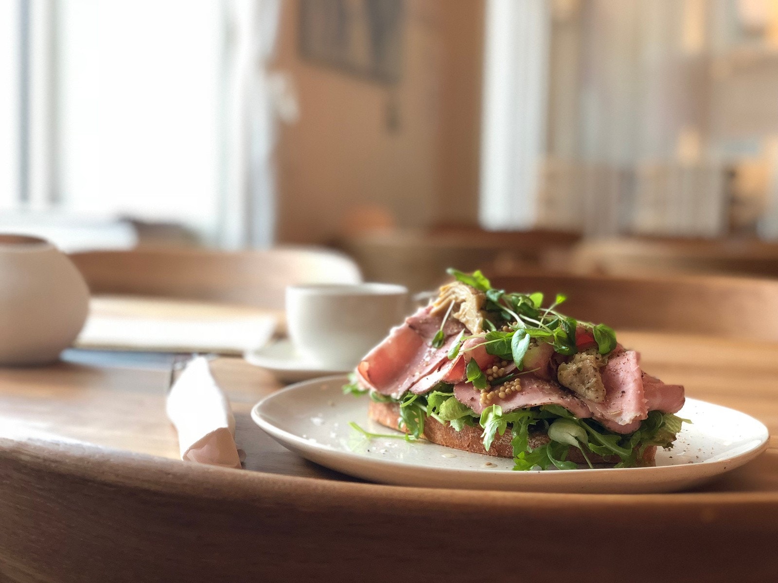 På ÆRA kafé & fetevare kan du nyte en kaffe laget på kvalitetsbønner eller en deilig lunsj. D Galleribilde