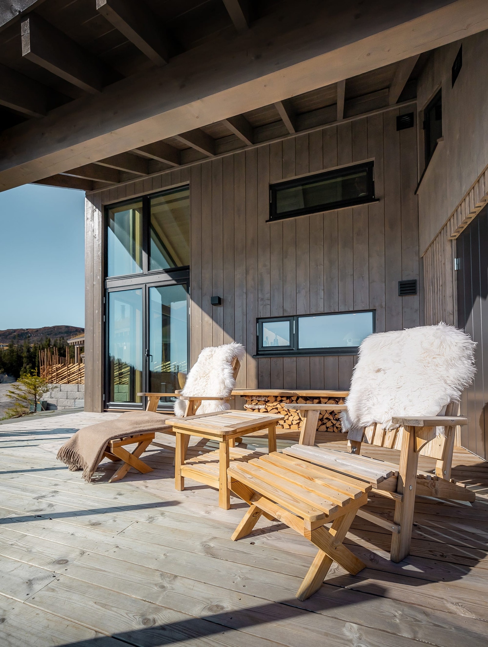 Romslig og overbygget terrasse, perfekt for å nyte en varm kopp kaffe og se på de flotte soloppgangene. Galleribilde