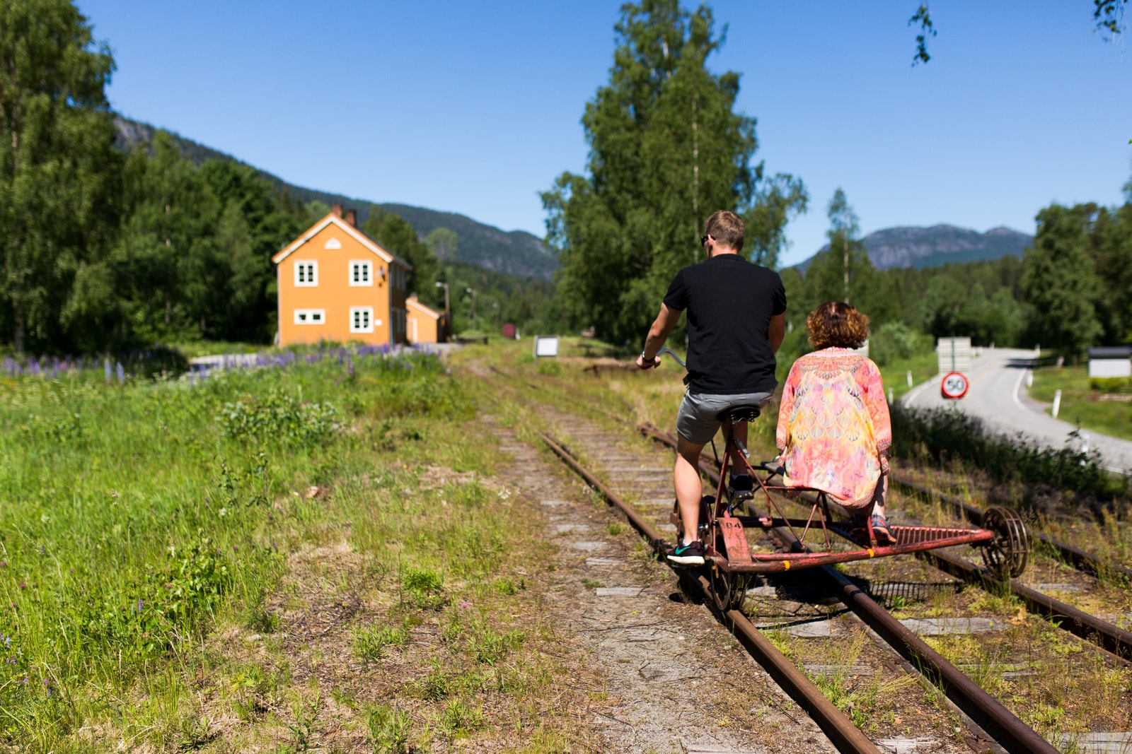 Å sykle dresin fra Veggli sentrum er en opplevelse som anbefales for både store og små. Galleribilde