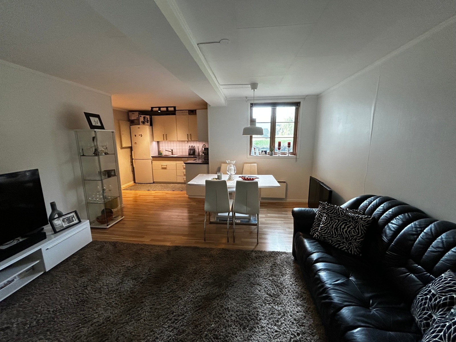 Stue mot kjøkken Galleribilde