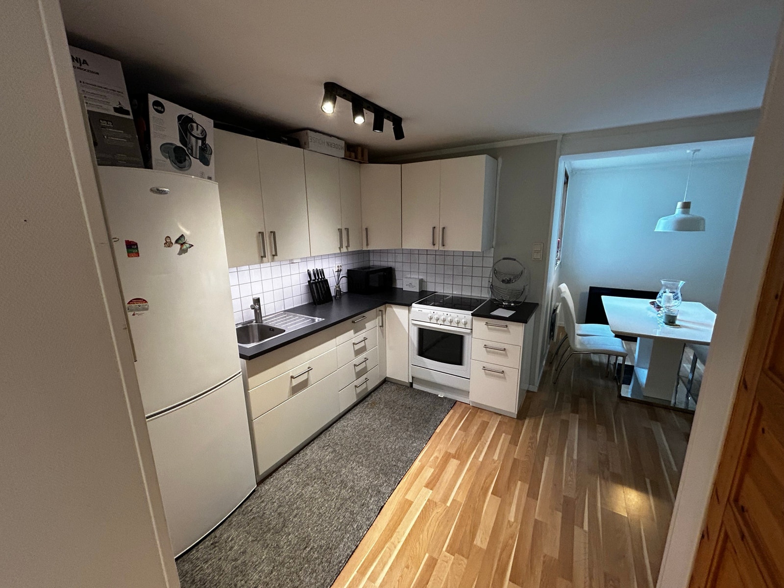 Kjøkken. Blir utøkt med oppvaskmaskin Galleribilde