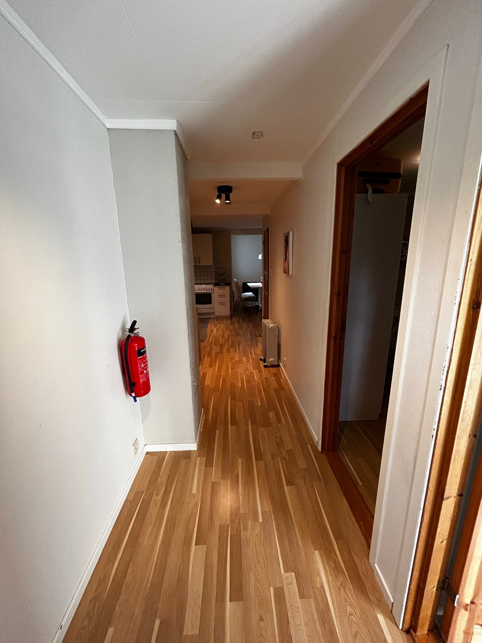 Innergang forbi soverom og mot kjøkken Galleribilde