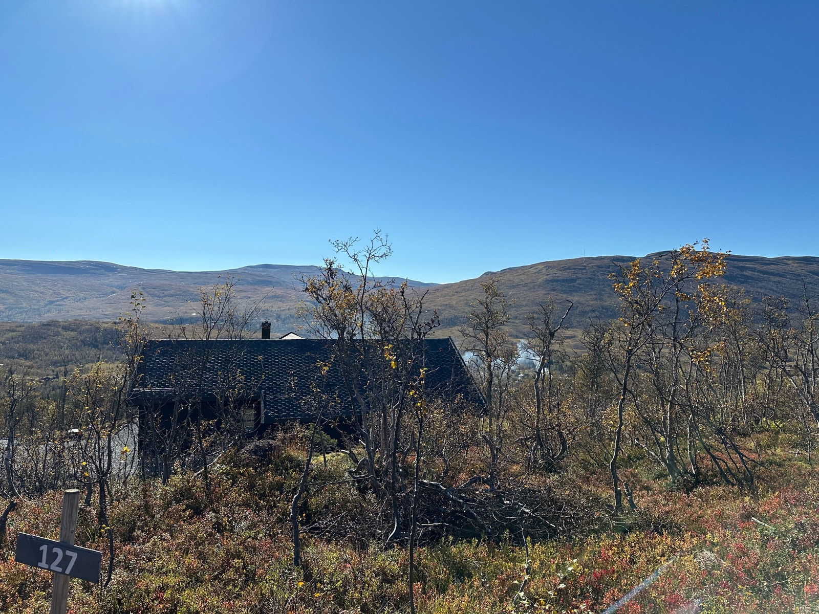 Utsikt fra tomt 127, sydover mot Berakupen og Høloksla.
September 2024. Galleribilde