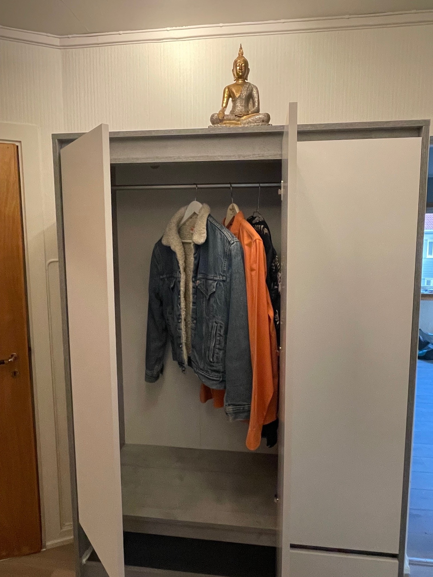 Gang med garderobeskap Galleribilde