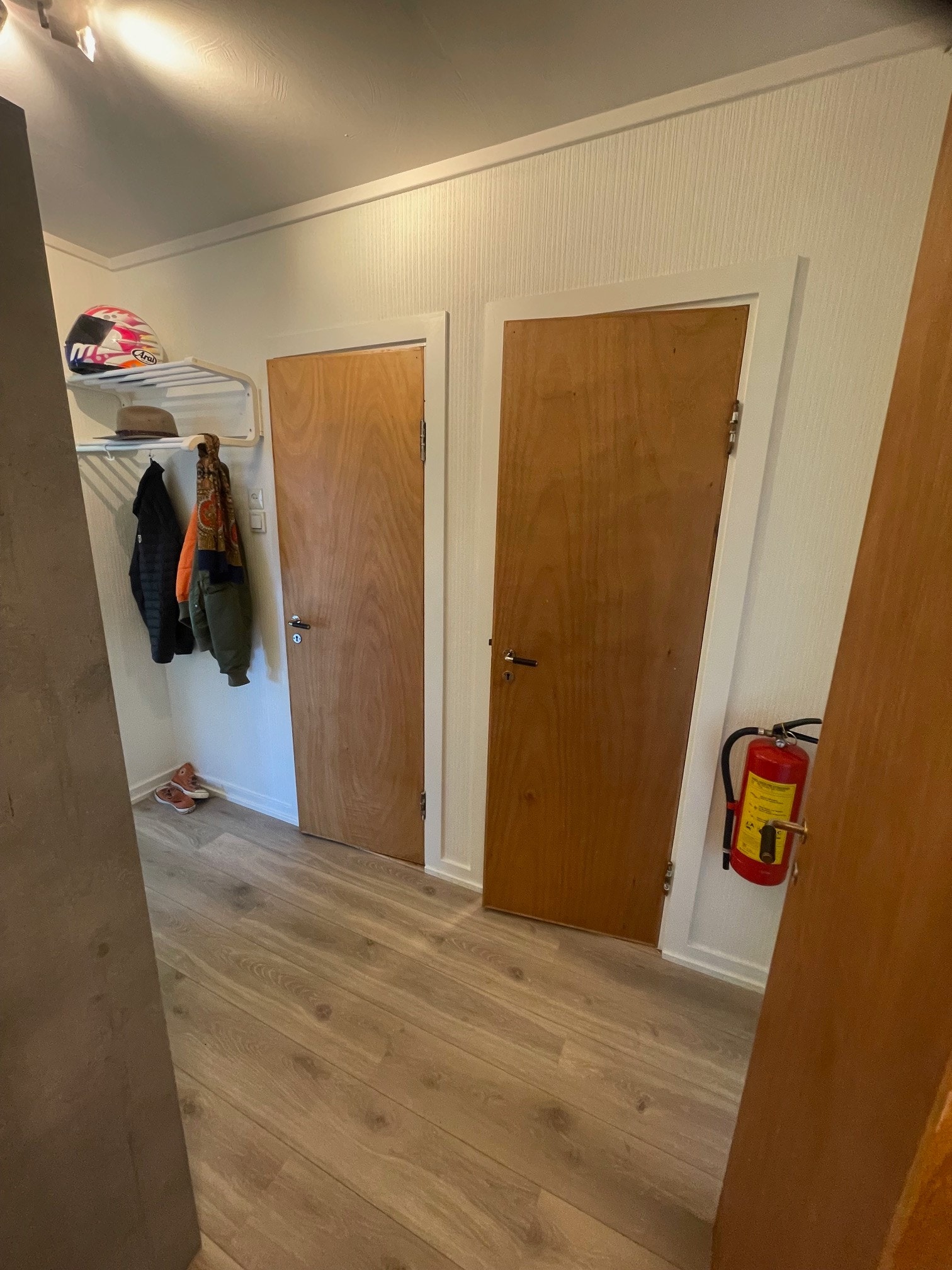 Gang med inngang til bad og kott / lagerrom Galleribilde
