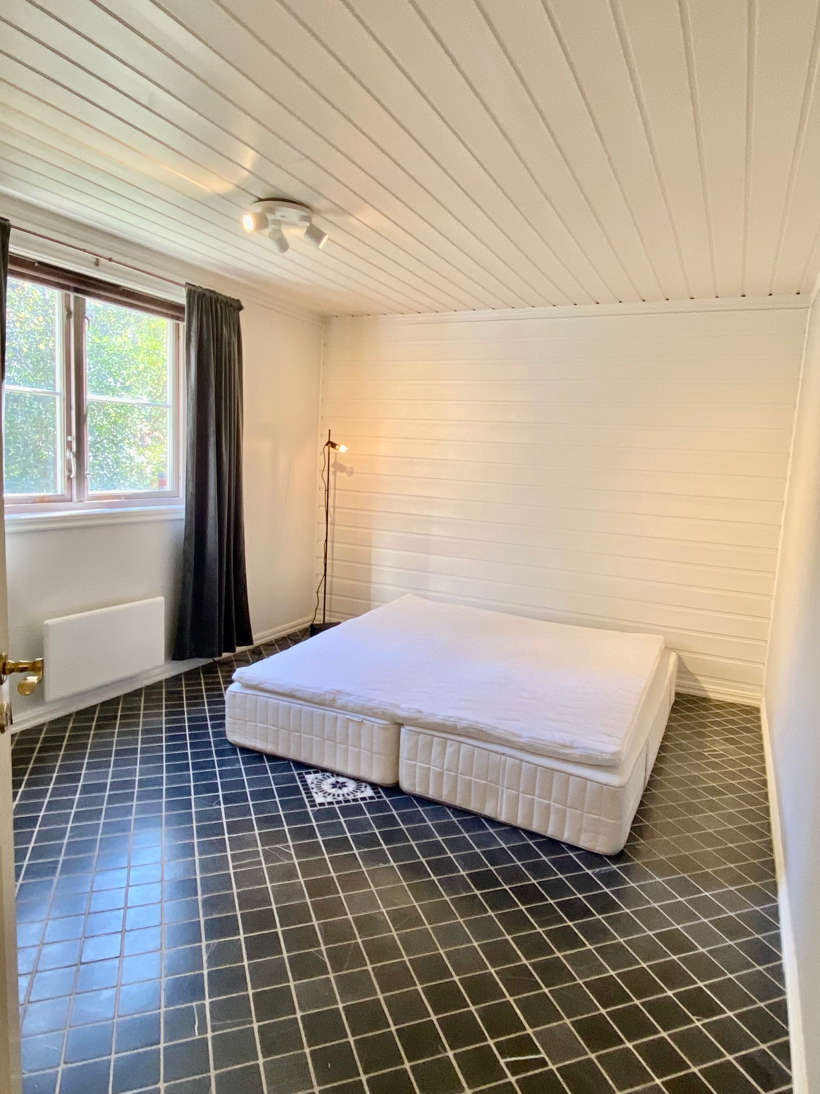 Til info: Leietager kan låne/ få stor dobbeltseng med nyrenset overmadrass hvis det er ønskelig (2x90cm) - i så fall må jeg legge til en ribbebunn. Galleribilde